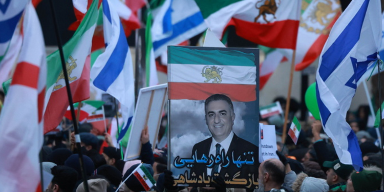 O Παχλαβί τάζει το Ιράν σε Ισραήλ και ΗΠΑ αλλά ο Τραμπ δεν «αγοράζει»!