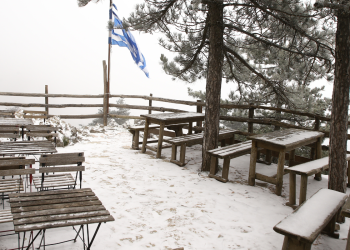 Στα «λευκά» ντύθηκε η Πάρνηθα – Πότε αναμένεται να υποχωρήσει το «πολικό» ψύχος (φώτο, βίντεο)