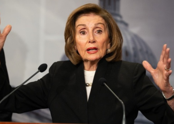 Υπόθεση Έπσταϊν: Η Πελόζι επέκρινε τους Δημοκρατικούς για τους Κλίντον