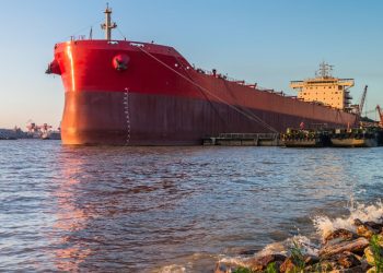 Ρωσία: Έστειλε πολεμικό πλοίο για να συνοδεύσει πετρελαιοφόρο που καταδιώκουν οι ΗΠΑ