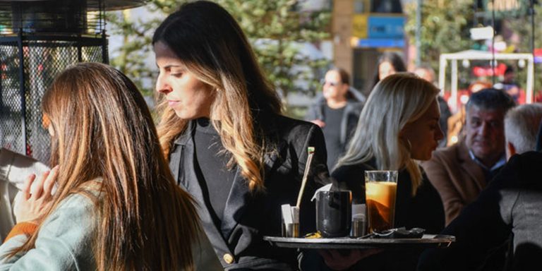 Απλήρωτοι δεκάδες χιλιάδες εποχικοί μέσα στις γιορτές: Το «φιάσκο» των προπληρωμένων καρτών