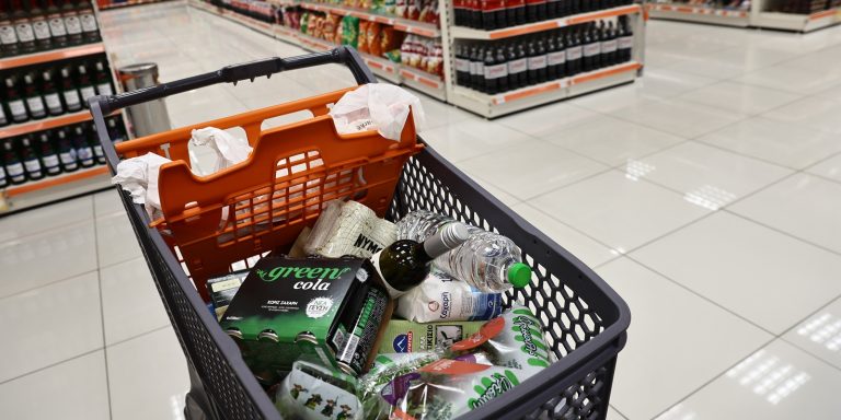 Με τρόφιμα και υπηρεσίες που πλήττουν τους ευάλωτους «ταΐζεται» η Ακρίβεια