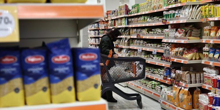 Μπαράζ προστίμων σε σούπερ μάρκετ για φαινόμενα αισχροκέρδειας