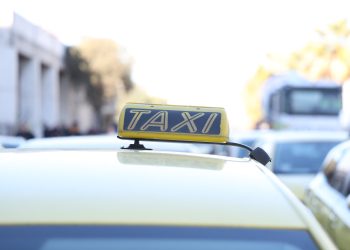 Έξω από το υπουργείο Μεταφορών ιδιοκτήτες και οδηγοί ταξί (φωτό)