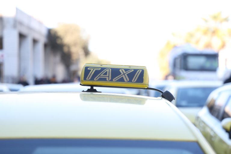 Για δεύτερη ημέρα “σηκώνουν χειρόφρενο” οι οδηγοί ταξί