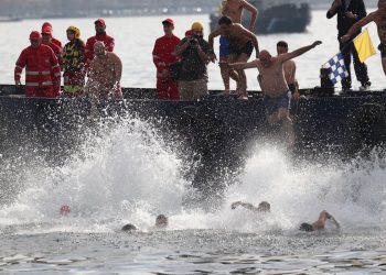 Θεοφάνια: Λαμπρός Αγιασμός των Υδάτων σε όλη τη χώρα (φωτό)
