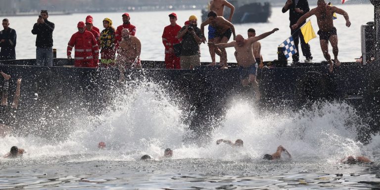 Θεοφάνια: Λαμπρός Αγιασμός των Υδάτων σε όλη τη χώρα (φωτό)
