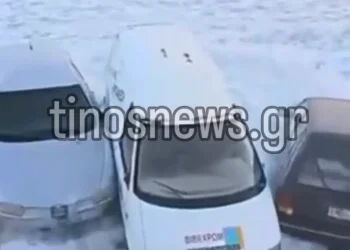 Κακοκαιρία: Κύματα στην Τήνο παρασέρνουν αυτοκίνητα! (βίντεο)