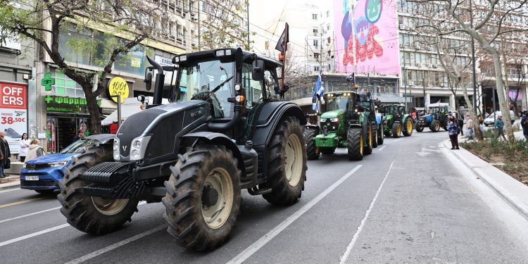 Οι αγρότες απαντούν στον εμπαιγμό: Μπλόκα παντού και ανοιχτό το ενδεχόμενο καθόδου στην Αθήνα (βίντεο)
