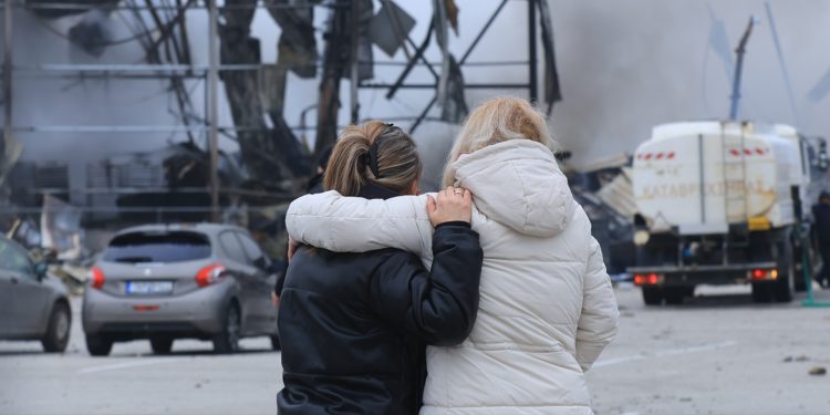 Τέσσερις νεκρές από τη φωτιά στη μπισκοτοβιομηχανία, μία αγνοούμενη – Γιατί ήταν λιγότεροι εργαζόμενοι στη βάρδια (Βίντεο)