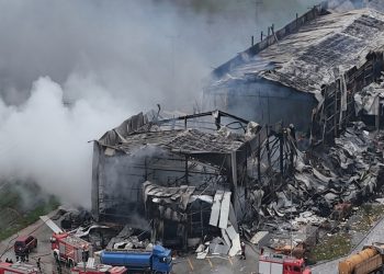 Τέσσερις νεκρές από τη φωτιά στη μπισκοτοβιομηχανία, μία αγνοούμενη – Γιατί ήταν λιγότεροι εργαζόμενοι στη βάρδια (Βίντεο)