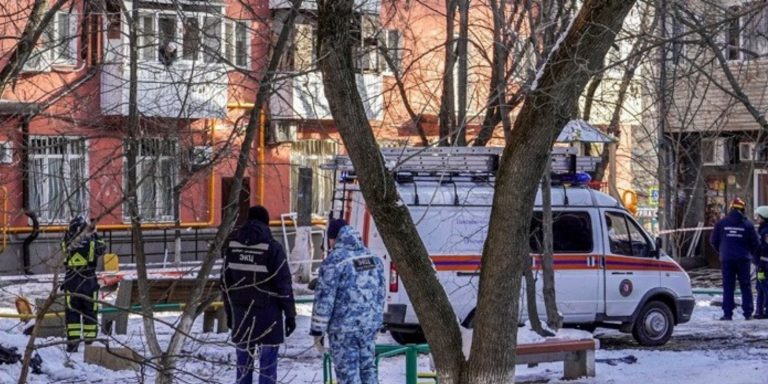 Ζελένσκι–Πούτιν σε πολεμικό πινγκ πονγκ δηλώσεων ενώ αιωρείται η εκεχειρία