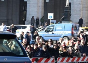 Η Ρώμη αποχαιρετά τον Βαλεντίνο: Τελευταίο αντίο στον θρύλο της μόδας (φωτό, βίντεο)