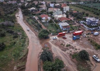 Η Βάρη βυθισμένη στη λάσπη: Σε κατάσταση έκτακτης ανάγκης ο Δήμος (βίντεο)