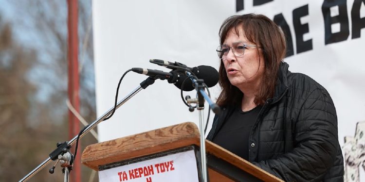 Ελένη Βασάρα (Σύλλογος Τεμπών) στο Nonpapers.gr: Προκλητικοί οι υπαινιγμοί Καρυστιανού για κακοδιαχείριση – Υποσκάπτει τον αγώνα