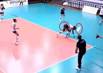 Απίστευτο: Κομμάτια από το ταβάνι έπεσαν πάνω σε παίκτρια βόλεϊ! (Βίντεο)