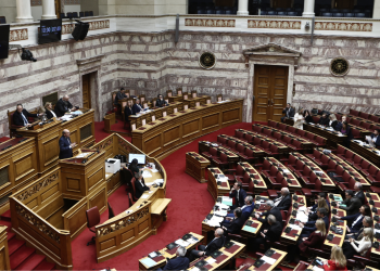 Θύελλα στην Βουλή από την απόπειρα να διακοπεί συζήτηση για τον πρωτογενή τομέα – Κατέβηκε από το βήμα η Λινού (βίντεο)