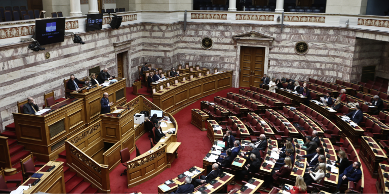 Θύελλα στην Βουλή από την απόπειρα να διακοπεί συζήτηση για τον πρωτογενή τομέα – Κατέβηκε από το βήμα η Λινού (βίντεο)