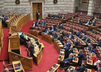 Η απουσία Μητσοτάκη προκαλεί θύελλα στη Βουλή