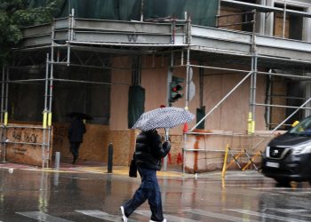 ΚΟΚ: Τι ισχύει αν «λούσεις» πεζό με το αυτοκίνητο