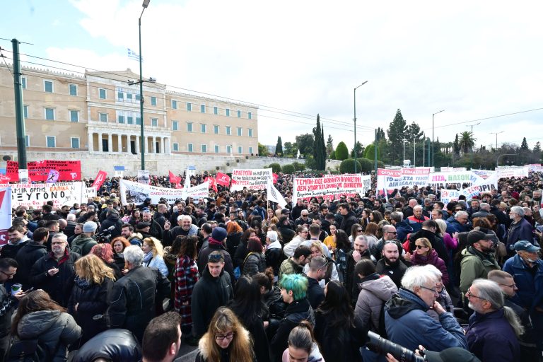 Τρία χρόνια από τα Τέμπη: Στους δρόμους η χώρα για μνήμη, δικαιοσύνη και ασφαλείς μεταφορές