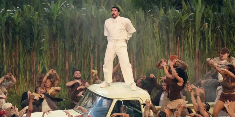 Ποιος είναι ο Bad Bunny που κατέκτησε το Super Bowl LX και προκάλεσε την οργή του Τραμπ