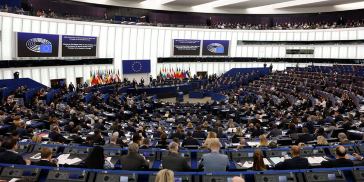 Ευρωπαϊκή Ένωση: Κάνει πίσω και ξεπαγώνει τη συμφωνία με τις ΗΠΑ