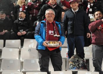 O viral οπαδός της ΑΕΛ πήγε με παϊδάκια και στον Βόλο