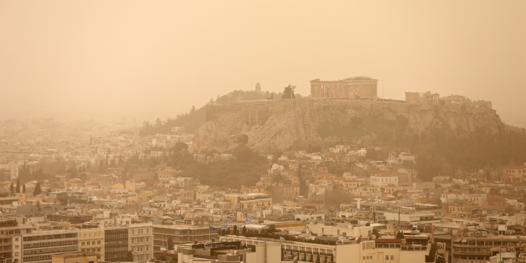 Νέο έκτακτο δελτίο ΕΜΥ: Βροχές, θυελλώδεις άνεμοι και αφρικανική σκόνη θα σαρώσουν τη χώρα
