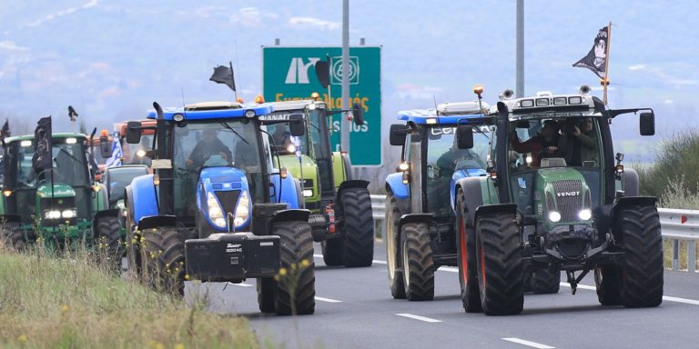 Αγρότες: Με φορτηγά φτάνουν Αθήνα τα τρακτέρ – Κατεβαίνουν στο Σύνταγμα για το συλλαλητήριο