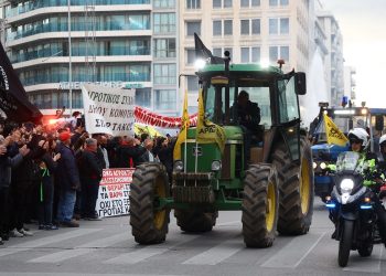 Έφτασαν τα τρακτέρ στο Σύνταγμα (βίντεο)