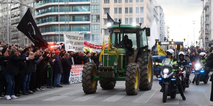 Έφτασαν τα τρακτέρ στο Σύνταγμα (βίντεο)