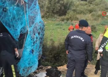 Δεκαέξι νεκροί και τριάντα τραυματίες σε τροχαίο με λεωφορείο στην Αττάλεια της Τουρκίας (βίντεο)