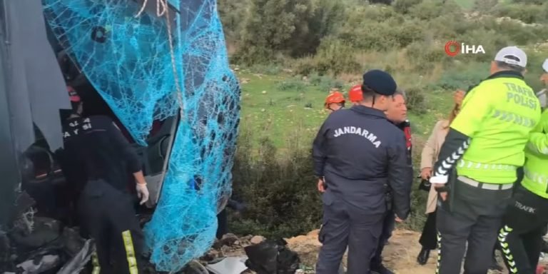 Δεκαέξι νεκροί και τριάντα τραυματίες σε τροχαίο με λεωφορείο στην Αττάλεια της Τουρκίας (βίντεο)