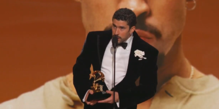 Grammy: Ο Bad Bunny υψώνει φωνή απέναντι στην βίαιη καταστολή της ICE – «Δεν είμαστε ζώα» (βίντεο)