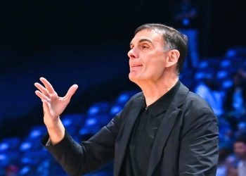 Γιώργος Μπαρτζώκας: Σκαρφάλωσε στην κερκίδα και έβρισε οπαδό (βίντεο)