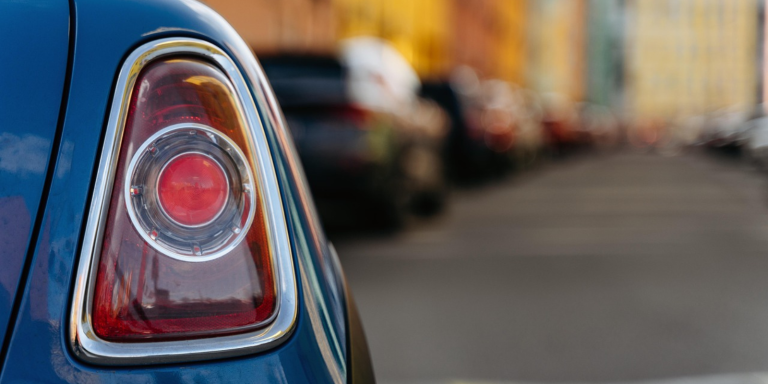 Φρένα αυτοκινήτων: Αλλάζει η τεχνολογία στα πίσω φώτα από το 2026