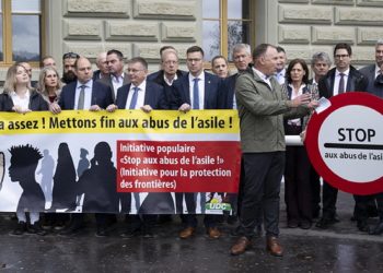 Ελβετία: Ακροδεξιοί θέλουν δημοψήφισμα για πληθυσμιακό «πλαφόν»