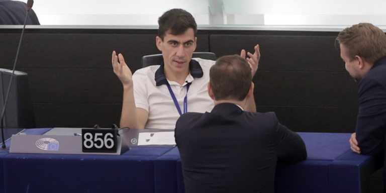 Φειδίας Παναγιώτου: Νοικιάζει για πολιτικό γραφείο… σπίτι με πισίνα