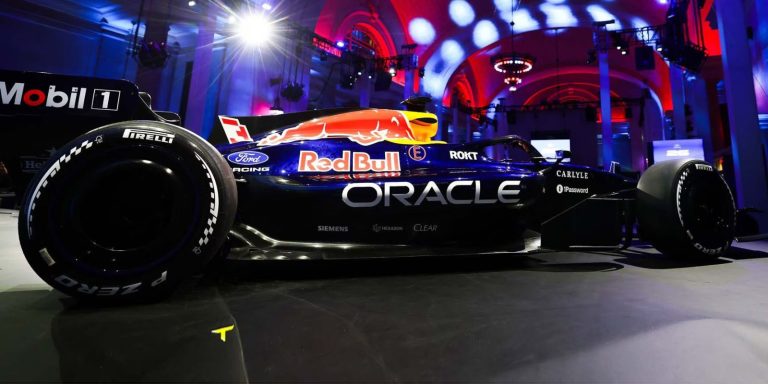 Ford και Formula 1: Φερστάπεν και Λίντμπλαντ οδήγησαν 12 ιστορικά μοντέλα σε επετειακή εκδήλωση (βίντεο)