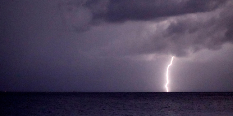 Σφοδρά καιρικά φαινόμενα πλήττουν τη χώρα – Ήχησε το 112 σε Χίο και Σέριφο (βίντεο)