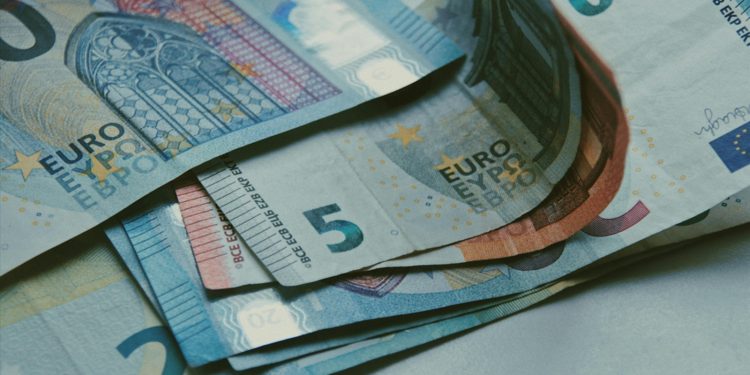 Χιλιάδες πληρωμές από ΕΦΚΑ και ΔΥΠΑ, ποιοι θα πάνε στα ATM