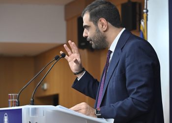 Σκληρή πίεση στο ΠΑΣΟΚ από Μαξίμου για τη συνταγματική αναθεώρηση