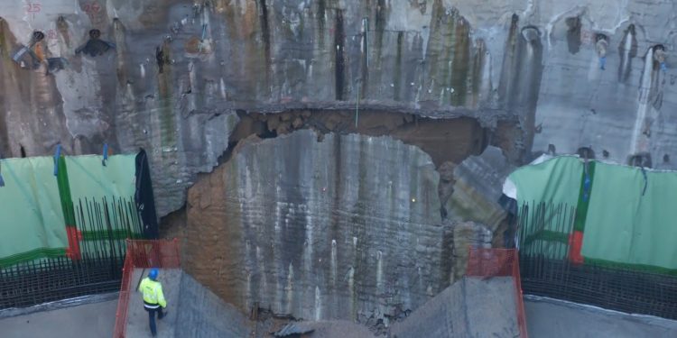 Μετρό: Έφτασε ο μετροπόντικας «Αθηνά» στον Ευαγγελισμό για την επέκταση της γραμμής 4 (Βίντεο)