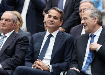 Κυβέρνηση: Αμηχανία από τα μηνύματα Σαμαρά – Καραμανλή σε Μητσοτάκη