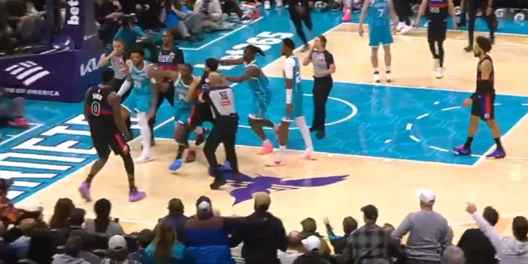 NBA: Ξύλο και αποβολές στο Χόρνετς – Ντιτρόιτ, από παρκέ έγινε ρινγκ (βίντεο)