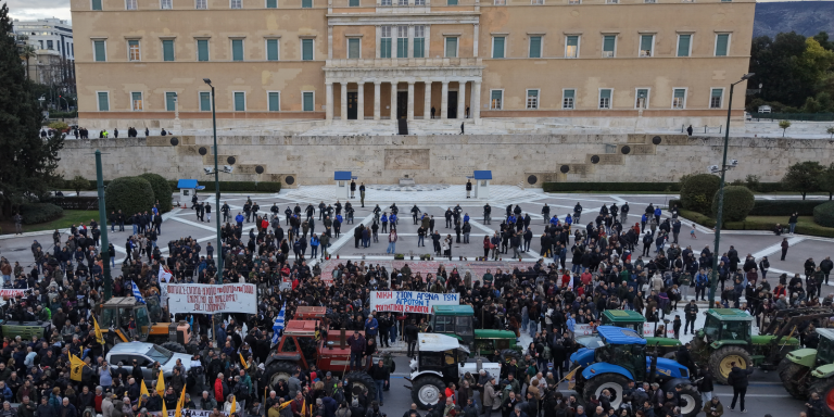 Κυβέρνηση: Απάντηση με χαμηλούς τόνους και έμφαση στις ενισχύσεις του πρωτογενούς τομέα