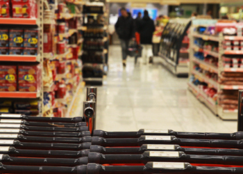 Ακρίβεια: Συνεχίζει «ακάθεκτη» και το 2026