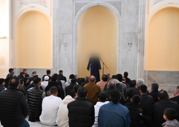 Απελάσεις: Με πρόφαση τα τζαμιά συνεχίζει το κυνήγι μεταναστών η κυβέρνηση