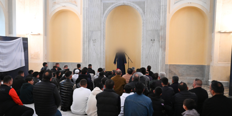 Απελάσεις: Με πρόφαση τα τζαμιά συνεχίζει το κυνήγι μεταναστών η κυβέρνηση